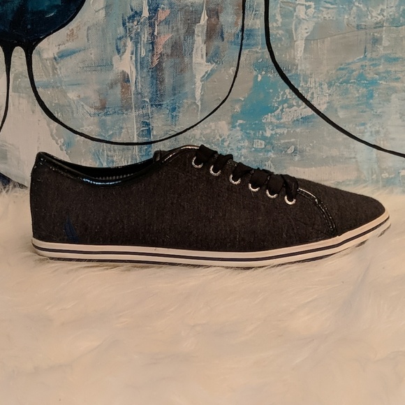 Woman's Nautica Size 7.5 - Picture 2 of 8